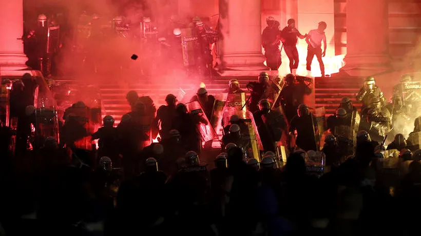 A cincea noapte de proteste anti-Vučić la Belgrad. Poliția sârbă a reținut 71 de persoane în urma confruntărilor