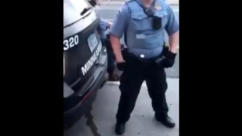 SUA. Noi imagini cu arestarea lui George Floyd / Polițiștii îi ignoră pe martori, care le cereau să nu îl omoare și să verifice starea bărbatului  (VIDEO)