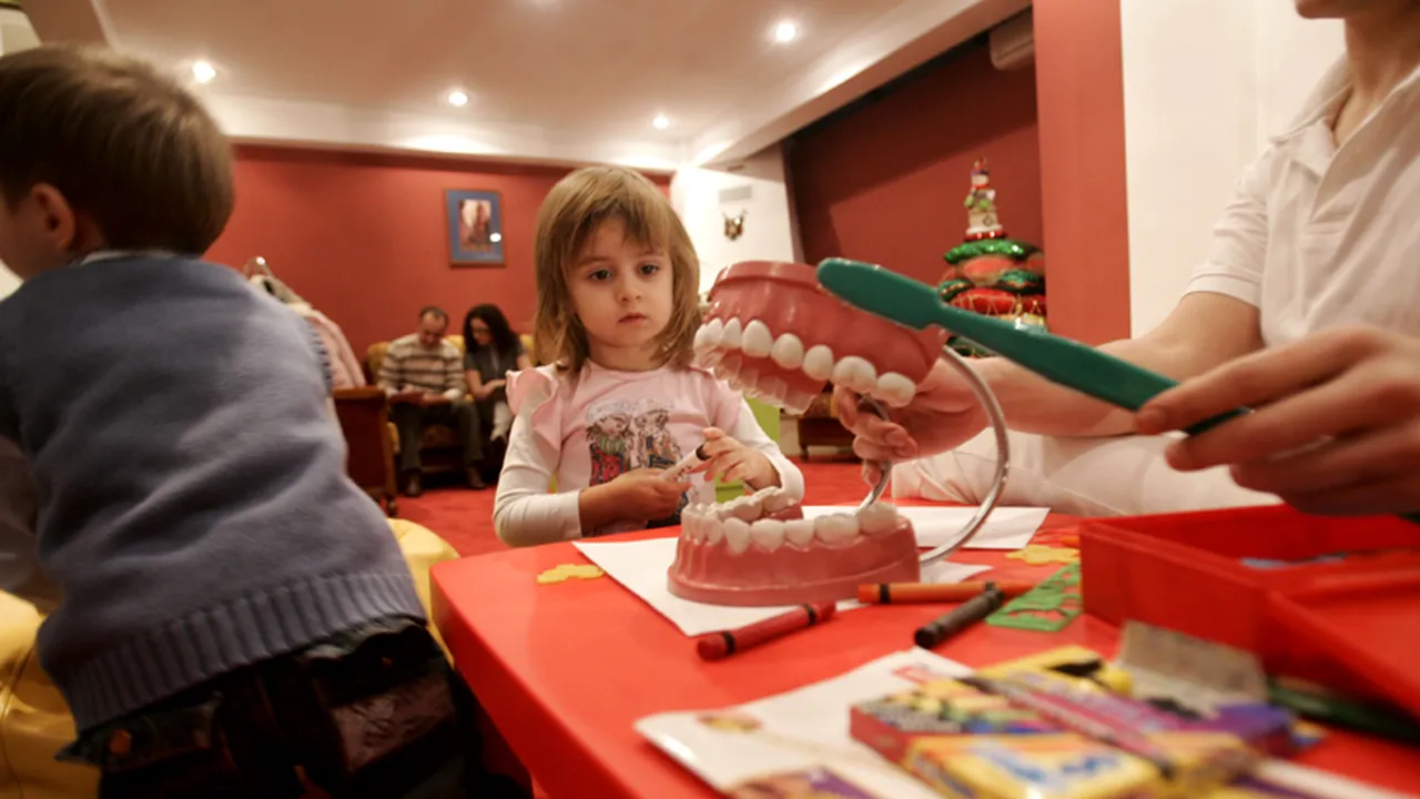Dentiștii cer înființarea stomatologiei pediatrice și redeschiderea cabinetelor școlare