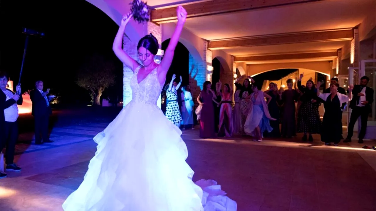 A crezut că e o simplă petrecere, dar era propria lui nuntă!! Cum s-a însurat un farmacist, din GREȘEALĂ, cu badanta mamei lui