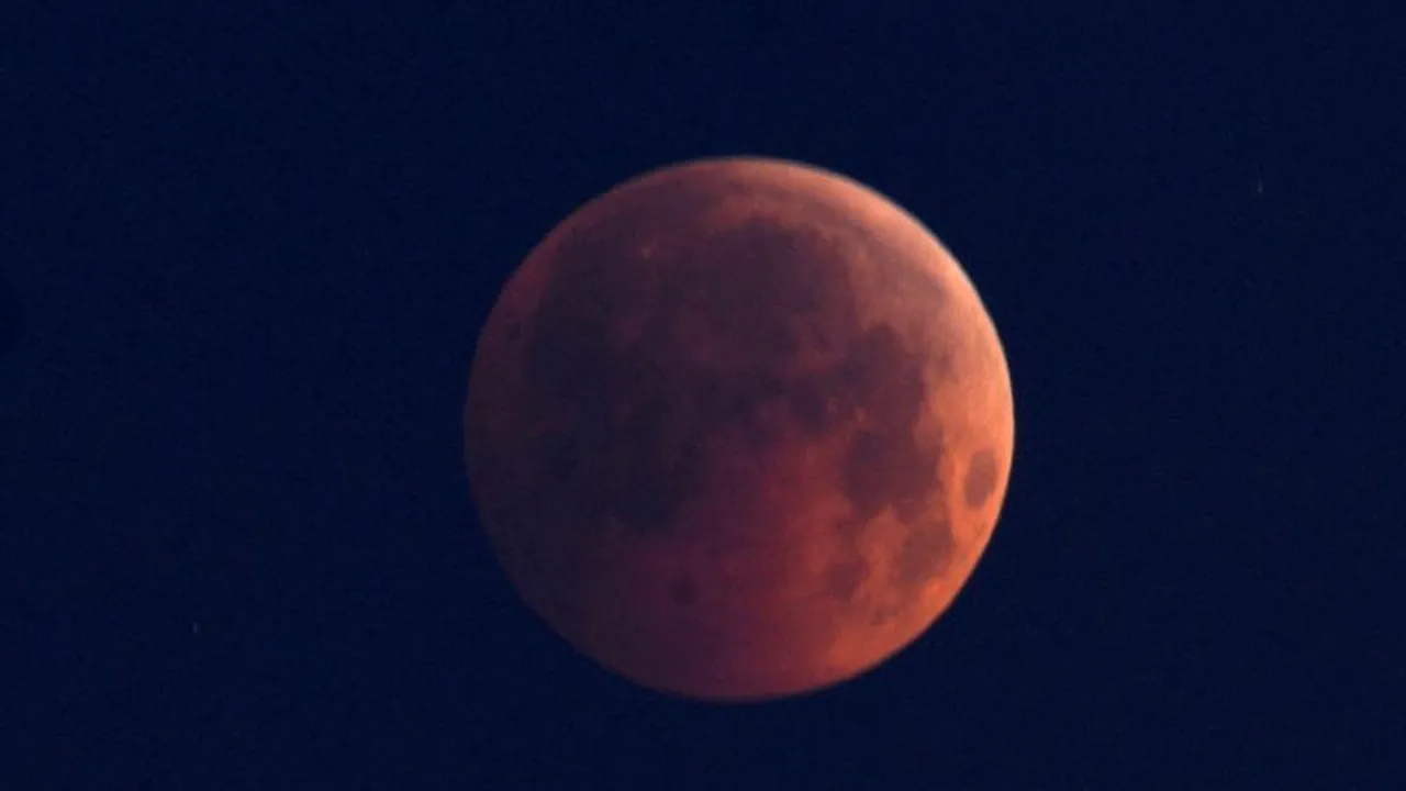 O eclipsă de Lună prin penumbră, în noaptea de vineri spre sâmbătă