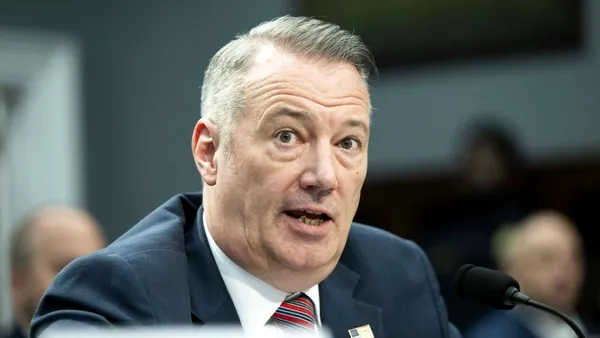 Demisie la vârful ICE. Șeful agenției anti-migrație și-a anunțat plecarea din funcție în plină criză generată de acțiunile violente ale agenților