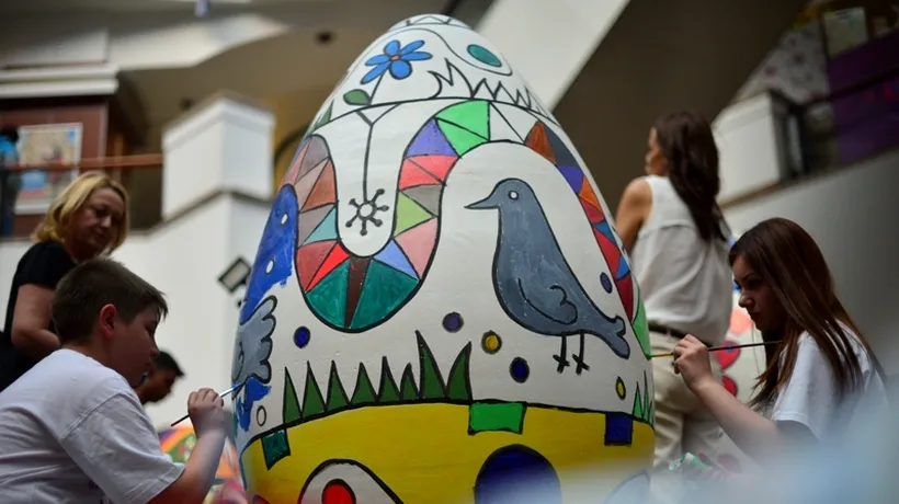 Iepuri gigantici, ouă de doi-trei metri și alte ornamente de Paște, în câteva orașe din țară