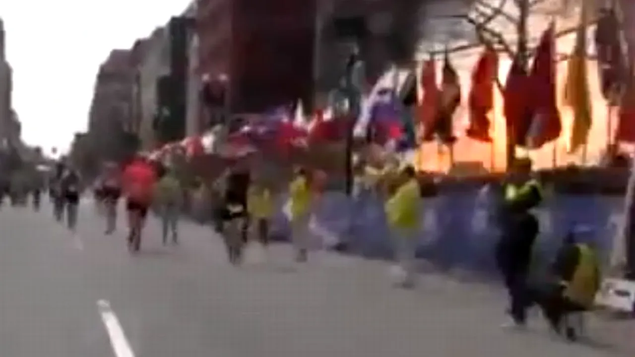 FOTO: Acesta este unul dintre posibilii autori ai masacrului din Boston. Ce se afla în rucsacul său