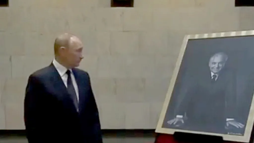 VIDEO | Vladimir Putin a depus un buchet de flori la sicriul lui Mihail Gorbaciov. „A ieșit din buncăr ca să își ia la revedere”