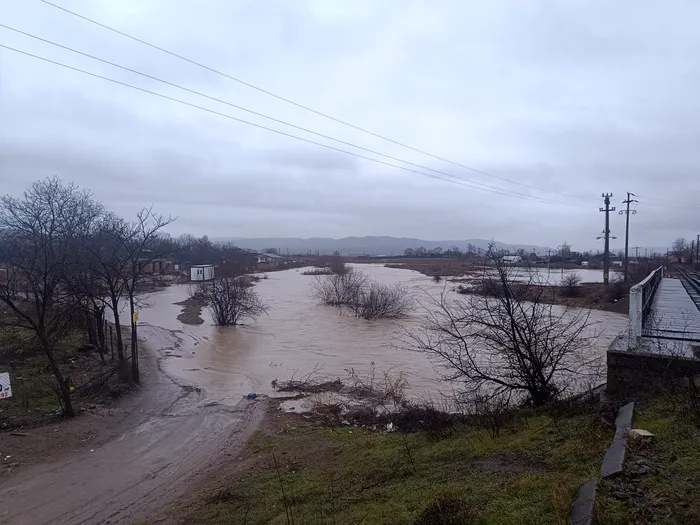Avertizare INHGA. Cod roșu de inundații în România. Pompierii au intervenit pentru evacuarea apei din case