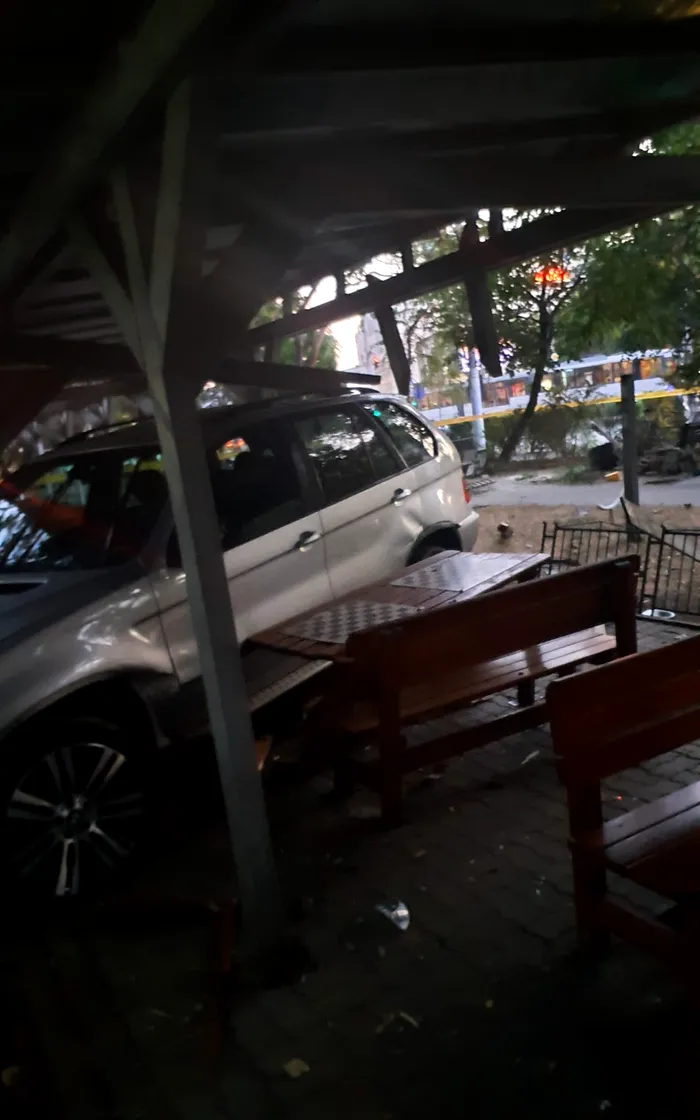 Șofer inconștient, căutat de Poliție, după ce a distrus o zonă de „șahiști” din București