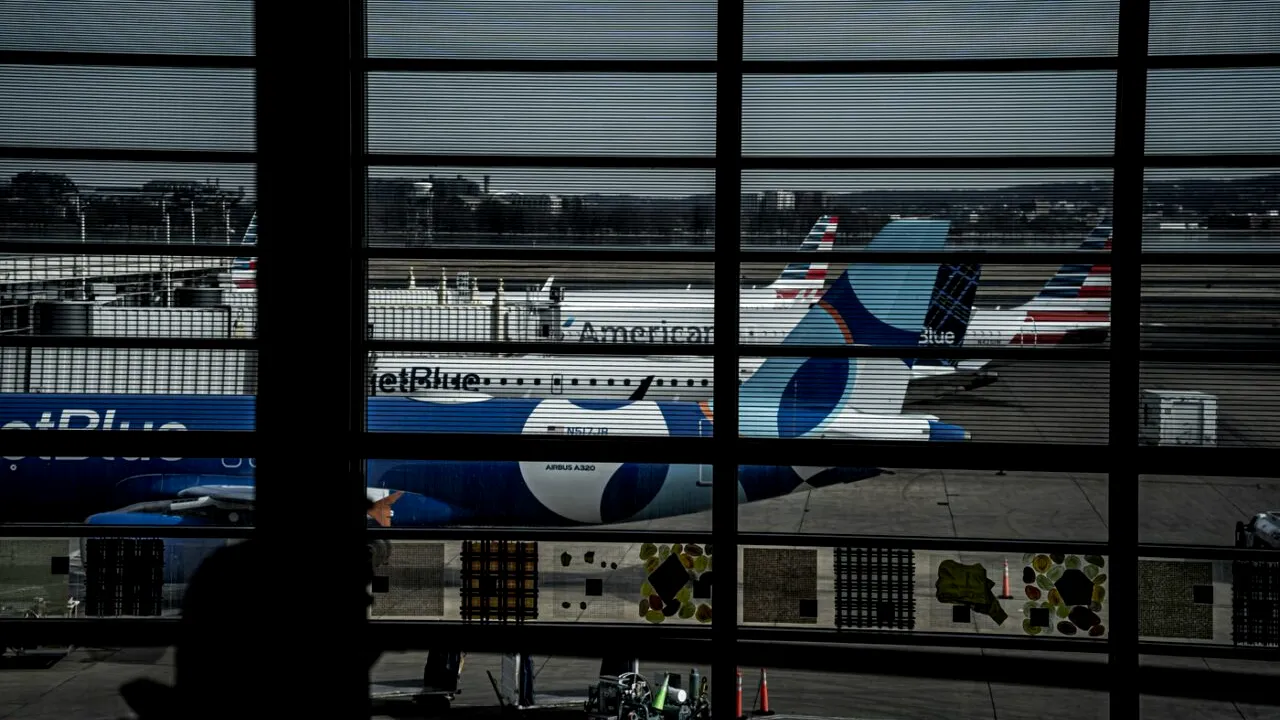 Accidentul aviatic de la WASHINGTON: La turnul de control, o singură persoană ar fi făcut munca a doi angajați