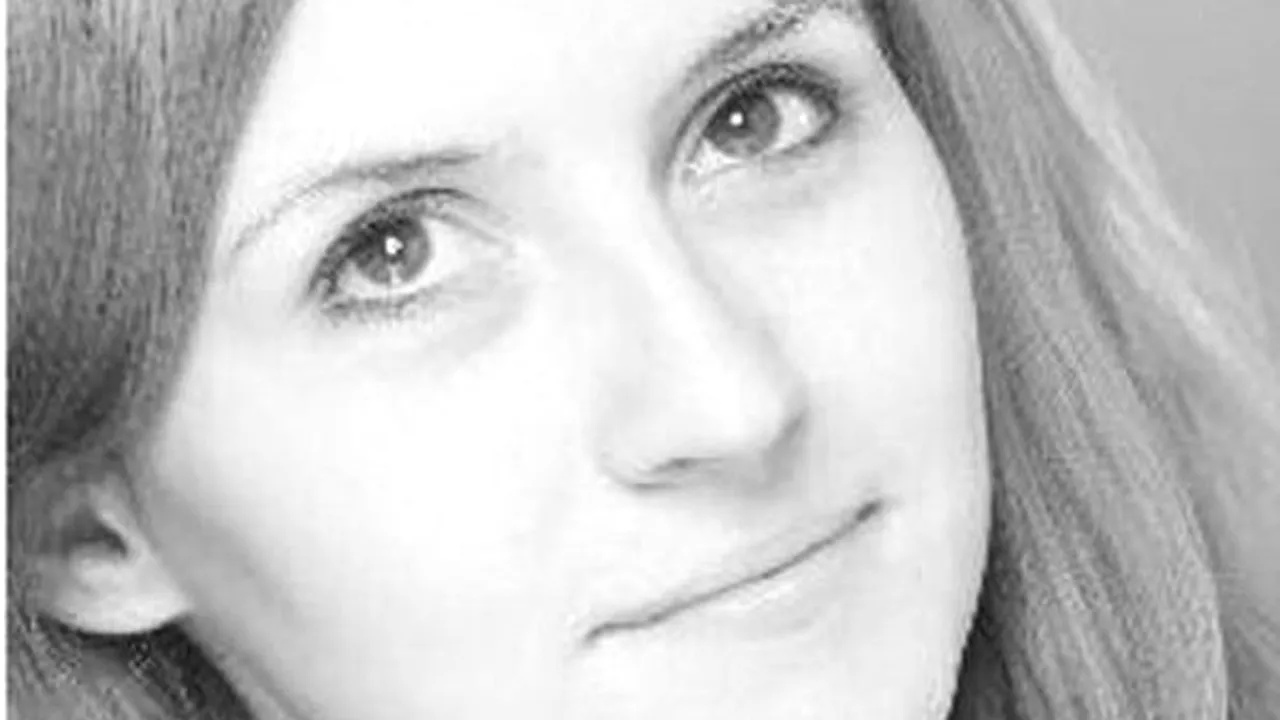 Un ultim omagiu pentru tânăra din Galați care și-a pierdut viața în incendiul din Colectiv. Sute de oameni aprind lumânări