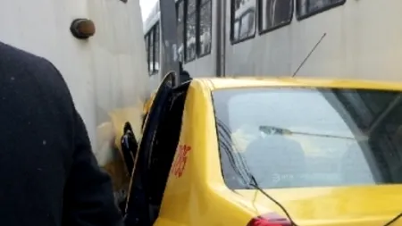 Accident cu un tramvai și un taxi în zona Răzoare din Capitală. Bilanțul victimelor