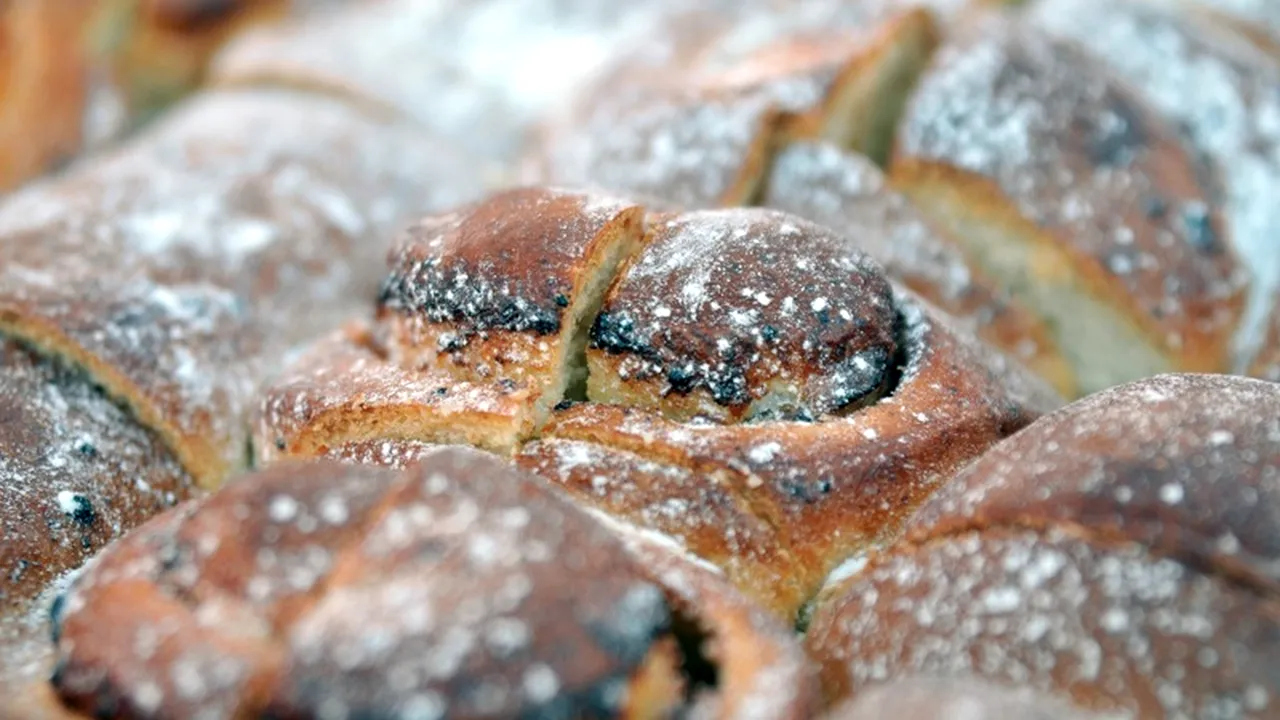 REȚETE DE PASCĂ. Trei moduri simple de a prepara PASCA pentru masa de Paște