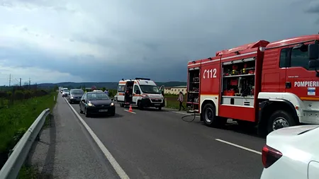 Accident teribil pe DN 17. Cinci răniți, între care un copil de 5 ani, după ce mașina în care erau s-a răsturnat și a luat foc - VIDEO