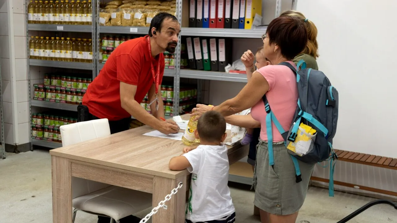 Crucea Roșie Română a deschis în Capitală un magazin social pentru ajutorarea refugiaților ucraineni. Cum va funcționa „Humanity concept store” de pe strada D.I. Mendeleev