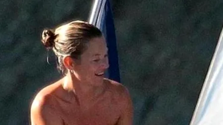 Topless, pe un iacht super luxos. Ce vedetă petrece la Saint Tropez