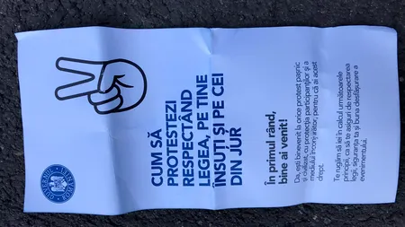 Protest 10 august | Jandarmii au împărțit în Piața Victoriei pliante cu sfaturi pentru protestatari - FOTO