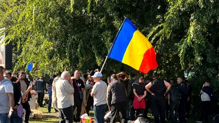 Ciobanii își strigă nemulțumirile în Piața Victoriei. Vor să nu le mai fie omorâte animalele, iar exporturile să fie deschise: „Nimeni nu ne crede”