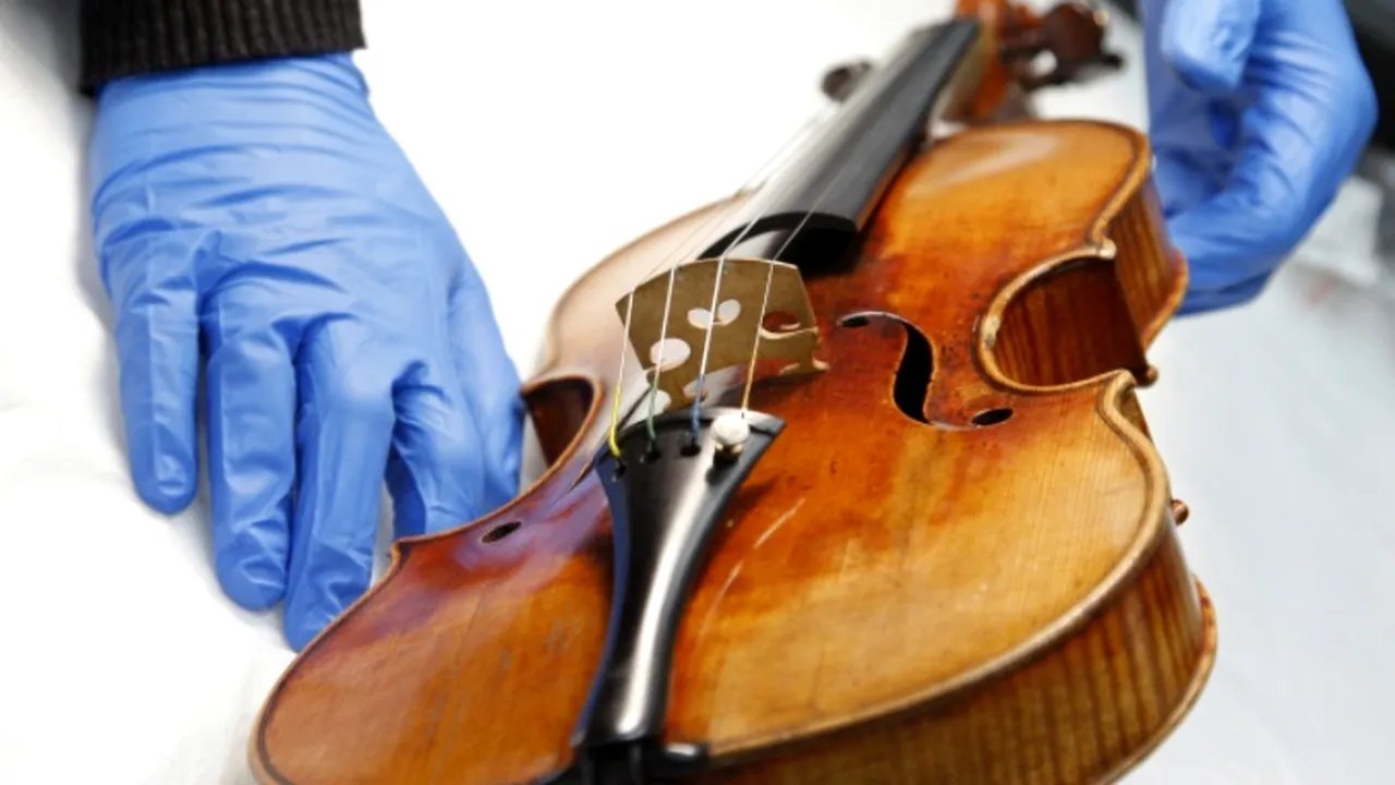 O vioară Stradivarius furată în 2010, recuperată intactă în Marea Britanie