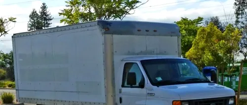 Motivul pentru care un angajat al Google a ales să locuiască într-un camion, în parcarea companiei
