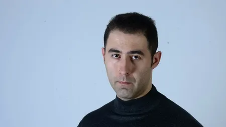 Hipsterul trist care bate cu petul în urnă