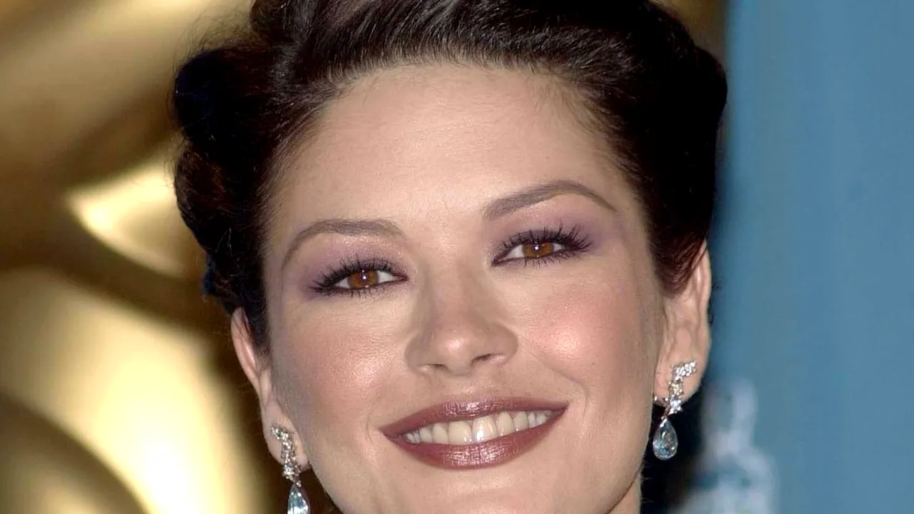 Catherine Zeta-Jones, de nerecunoscut. Ce au făcut operațiile estetice din chipul actriței