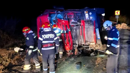 FOTO-VIDEO | Un șofer grec, în vârstă de 71 de ani, a murit pe un drum din Dolj după ce s-a răsturnat cu TIR-ul pe care îl conducea