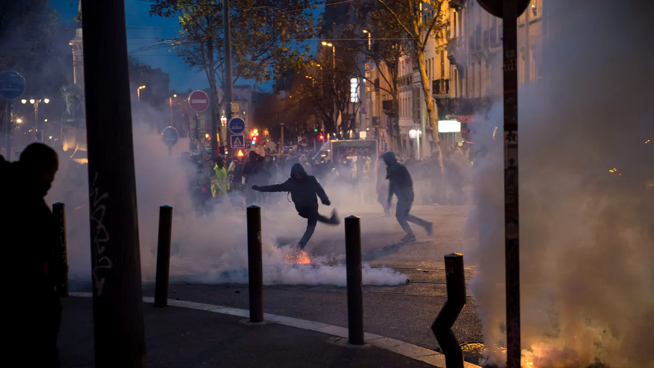 VESTELE GALBENE, împrăștiați cu GAZE LACRIMOGENE. Francezii vor ca protestele SĂ CONTINUE