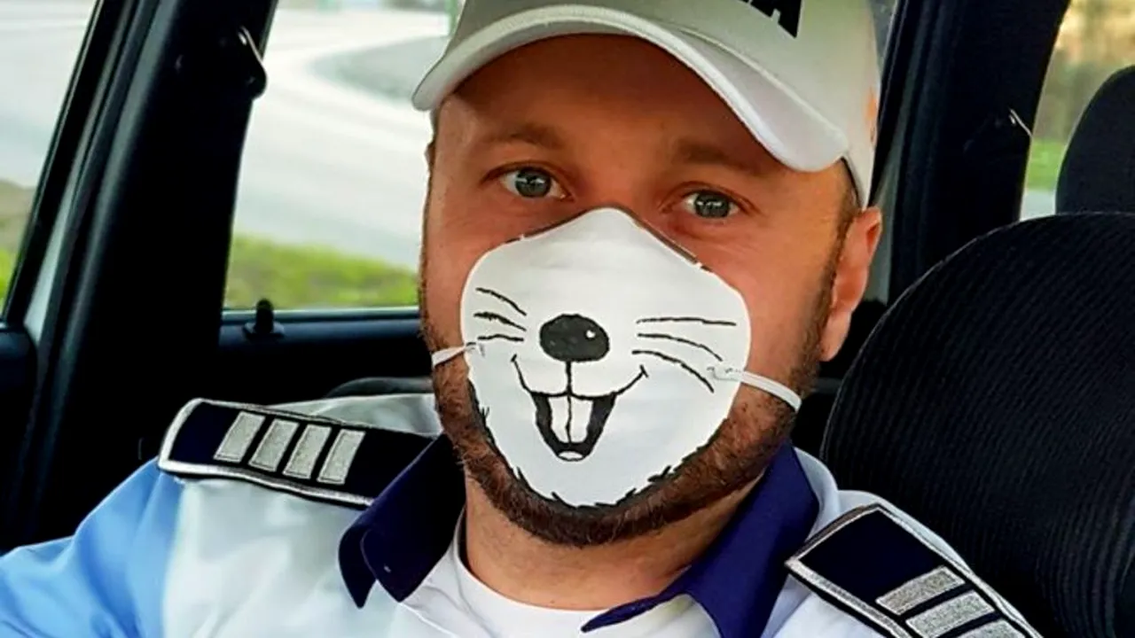 PAȘTE. Un polițist rutier din Brașov, mesaj pe Facebook, purtând o mască de iepuraș. Povestea emoționantă din spatele fotografiei