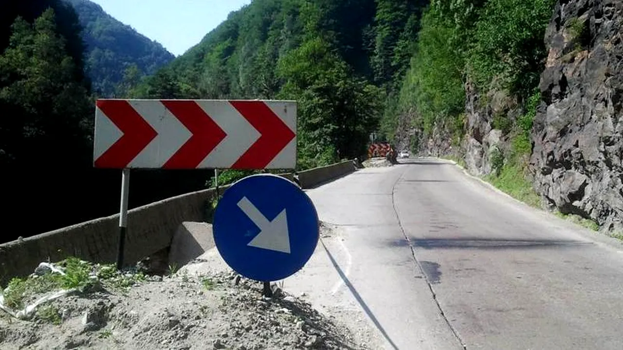 Incident grav în Defileul Jiului! Un pietroi căzut de pe munte a intrat într-o mașină, prin parbriz