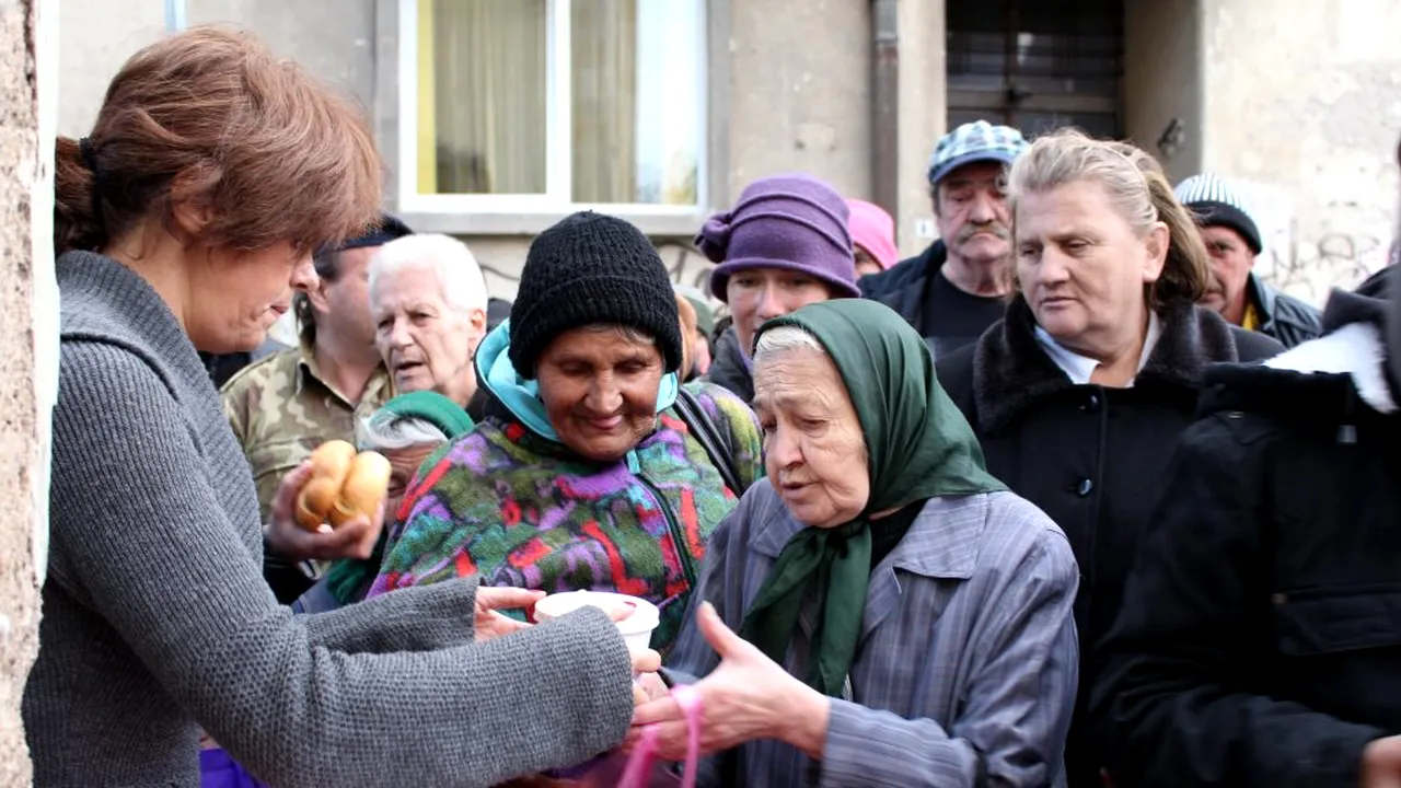 Zeci de bătrâni, păcăliți prin programul „O masă caldă”. „Mi-a cerut cardul și...”