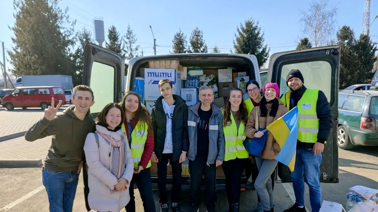 GALERIE FOTO „Rețeaua medicamentelor” spre Ucraina. Cum au reușit șase medici rezidenți ieșeni să trimită medicamente de zeci de mii de euro în zonele de război