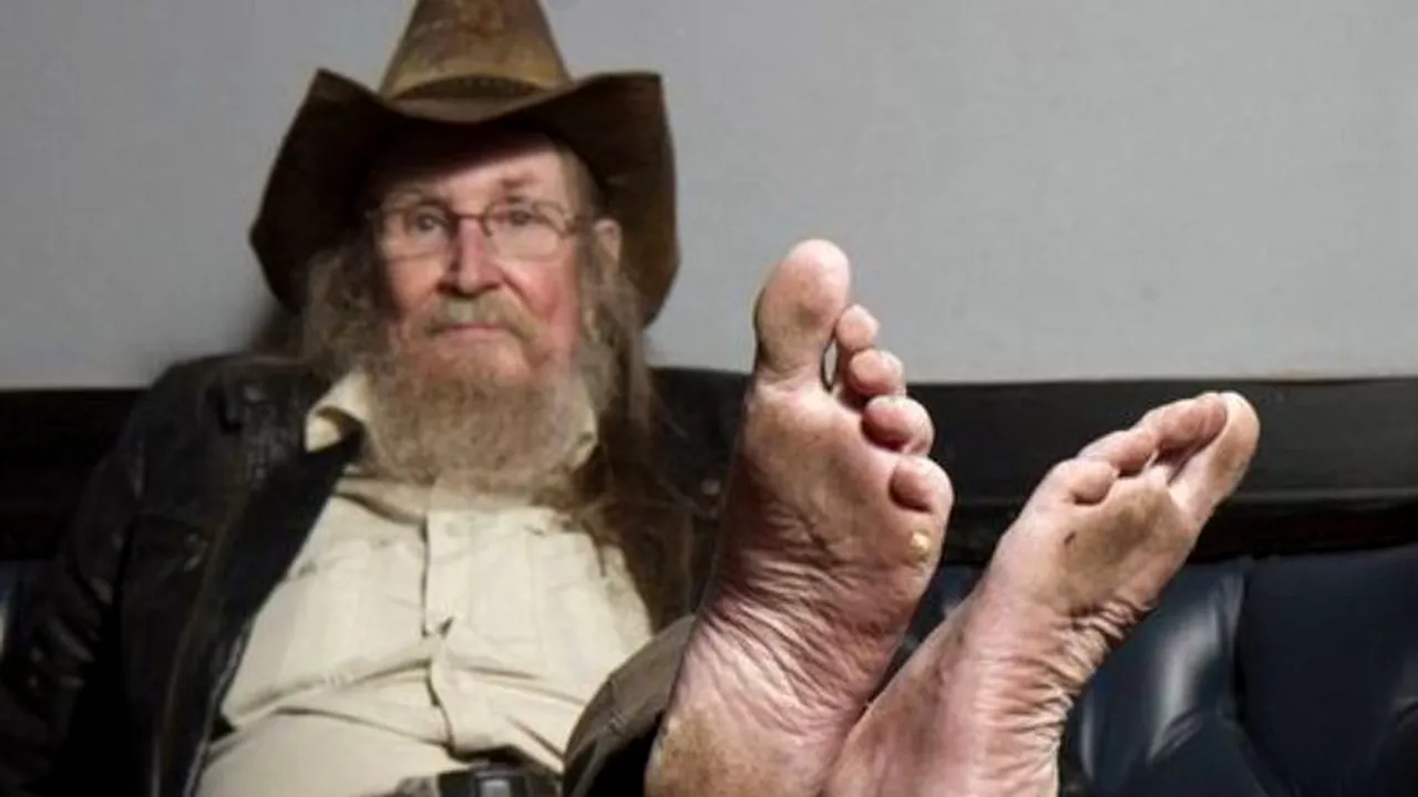 Faceți cunoștință cu Pete Mckenzie, britanicul care nu mai poartă niciun fel de încălțăminte