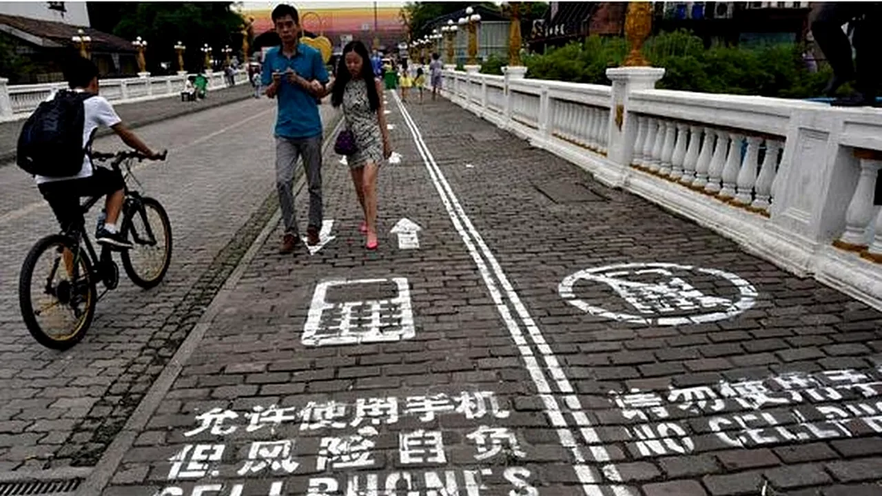 Trotuar pentru utilizatorii de smartphone, în China