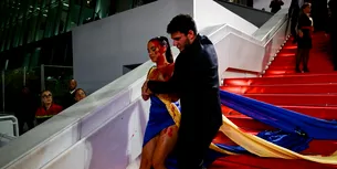 Apariție surprinzătoare pe covorul roșu de la Cannes! O femeie îmbrăcată în culorile Ucrainei a venit acoperită cu sânge fals