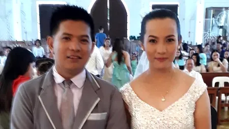 O mireasă nu a lăsat inundațiile să-i strice nunta și a mers spre altar în apă până la glezne