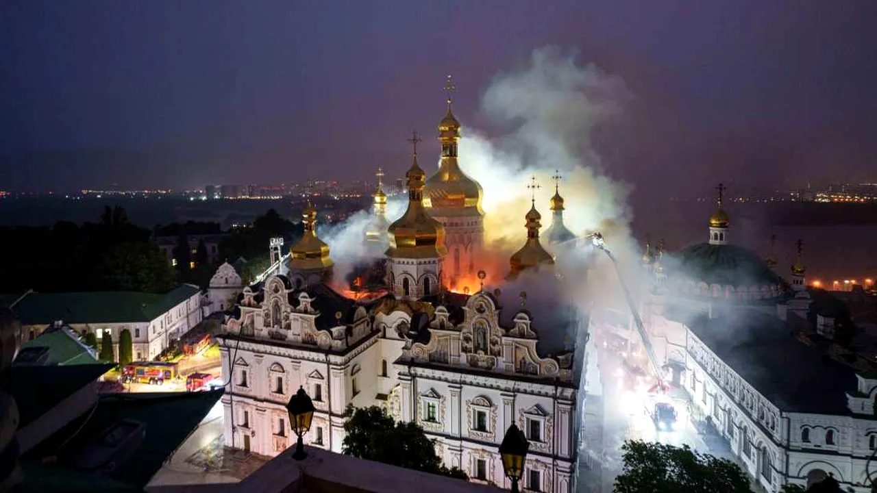Rusia se apără și spune că nu este vinovată de incendiul de la mănăstirea Lavra Pecerska. „A fost o rachetă antiaeriană Patriot expirată”