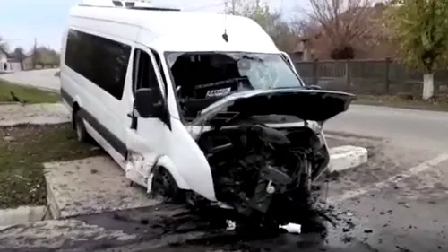 VIDEO | Grav accident în Olt, cu un microbuz care s-a lovit de un cap de pod. În vehicul se aflau 10 pasageri