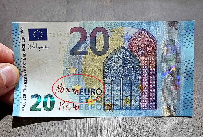 Bulgarii scriu pe bancnotele Euro mesaje de revoltă la adresa UE