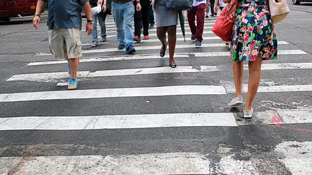 Cum s-a răzbunat o femeie care nu a primit PRIORITATE pe trecerea de pietoni. Poliția Română a intervenit imediat