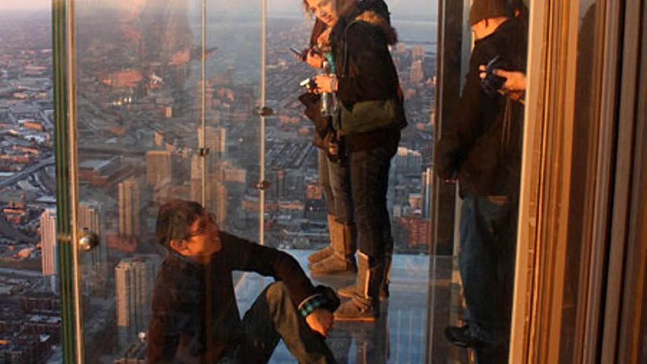 Stăteau pe o terasă de sticlă, la etajul 103. Pe urmă, podeaua a început să se fisureze