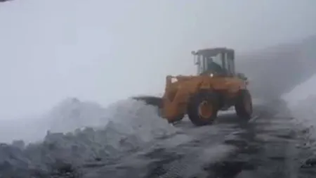 Iarna în toată regula pe Transfăgărășan. Stratul de zăpadă a atins aproape un metru. FOTO