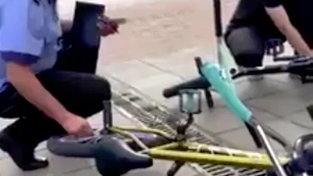 De râsu'' plânsu''. Motivul pentru care doi polițiști din Iași au dezumflat roțile unor biciclete - VIDEO