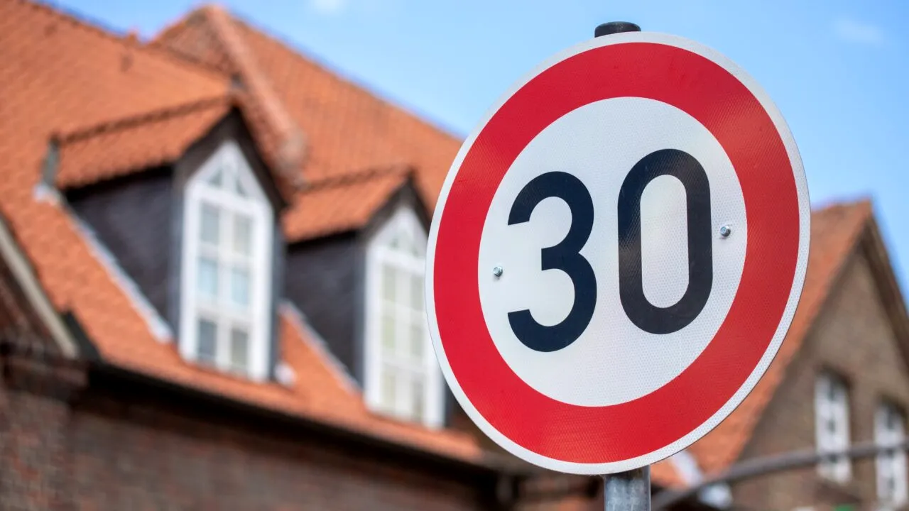 Orașul care a introdus o LIMITĂ de viteză de 30 km/h. Șoferii au blocat traficul, iar taximetriștii anunță că vor crește tarifele