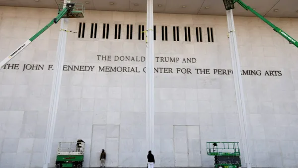 Numele lui Donald Trump, eliminat de pe fațada Centrului Kennedy. Primele fotografii publicate de The Washington Post după ordinul instanței