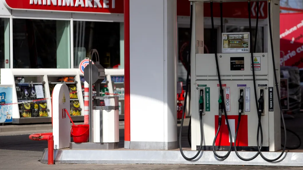 Guvernul va anunța joi soluția pentru scăderea prețului combustibilului. Compensarea la pompă a prețului la motorină și benzină pentru trei luni, una dintre variantele luate în calcul