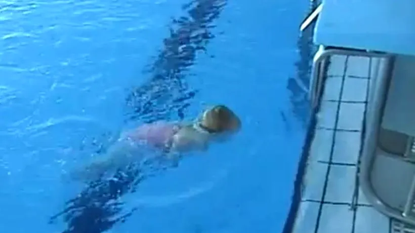 VIDEO: Dovada că bebelușii nu se tem de apă. Cum învață o fetiță de un an să înoate