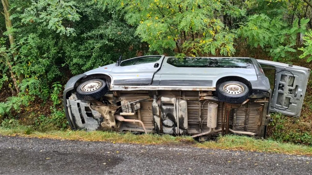 Un microbuz cu elevi s-a răsturnat în Județul Mureș. Pompierii au intervenit la fața locului