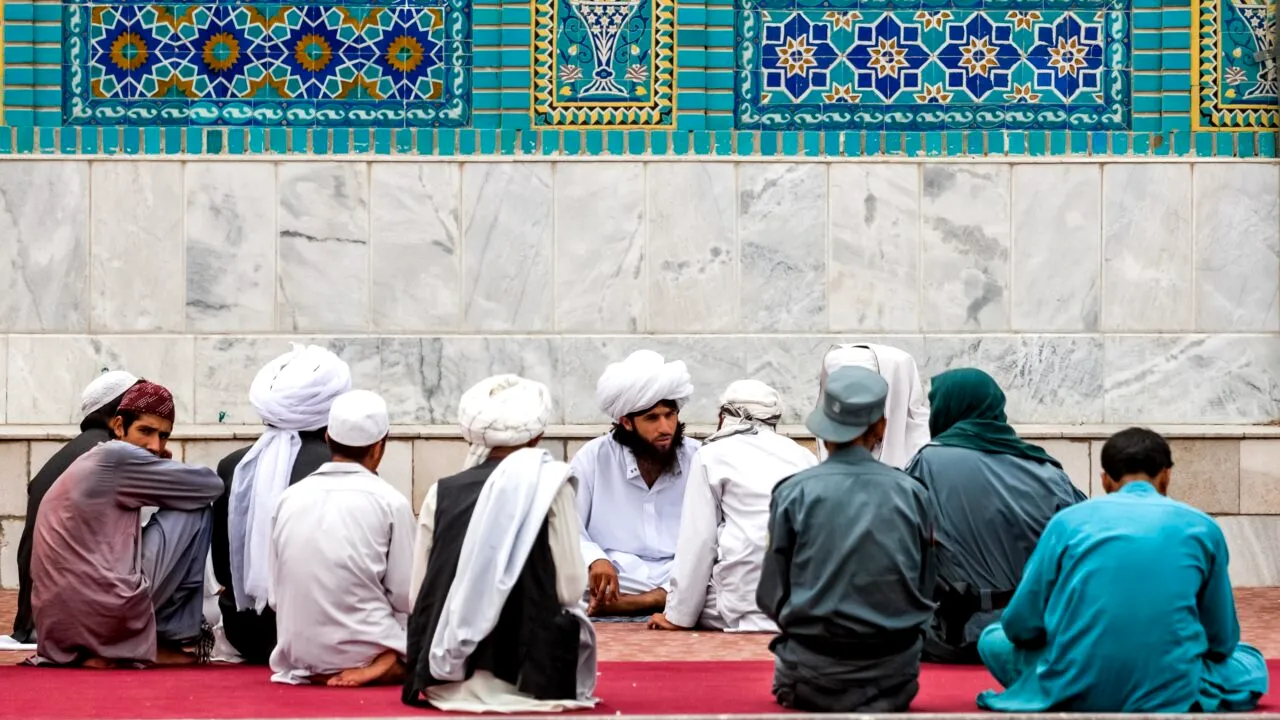 Talibanii au CONCEDIAT sute de membri ai Poliției din Afganistan. Motivul suprinzător al acestei decizii