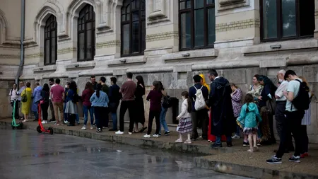 Coadă la Primăria București, deschisă pentru vizitare de Noaptea Muzeelor