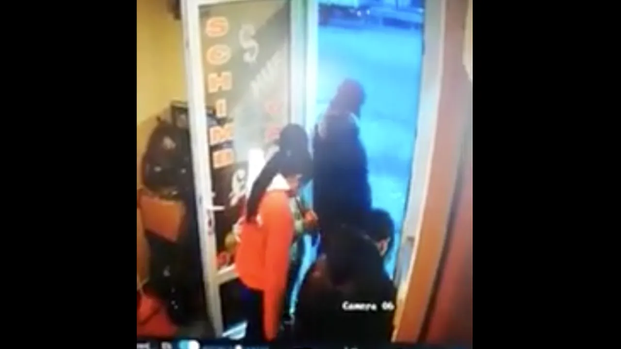 O femeie a fost filmată când bătea un copil pentru că nu strânsese suficienţi bani din cerşit 