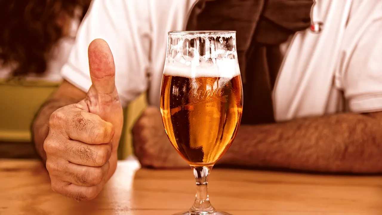 Un proprietar de bar a găsit metoda ideală pentru a împiedica furtul de pahare. Ce a făcut bărbatul - FOTO